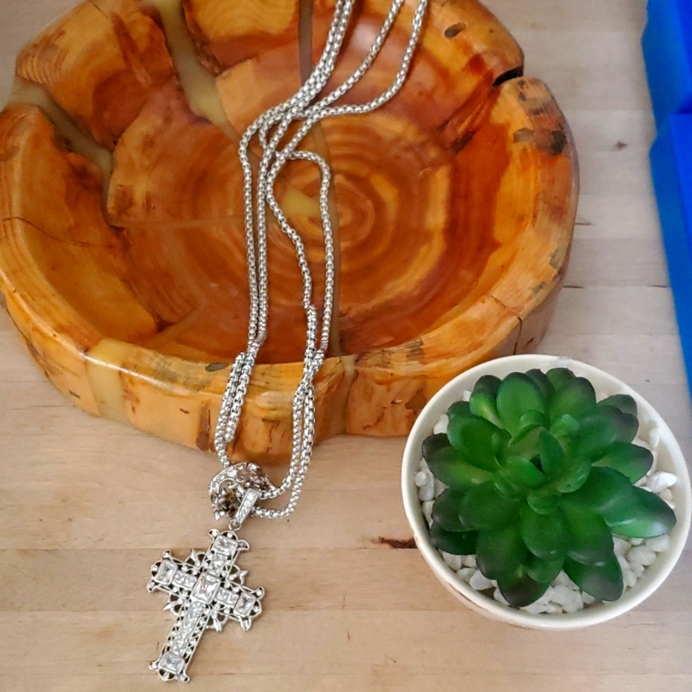 Real Collectibles Silver Tone Necklace